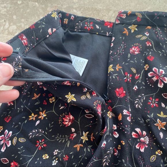 Reitmans women’s zip closure skirt size 4 black with floral print - Picture 8 of 9